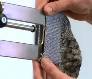 Test af strømpers strækbarhed på maskine