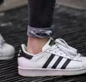 Person med bare ankler med sko på