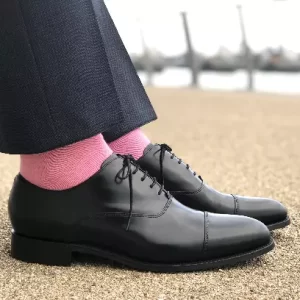 Lyserøde strømper i sko 